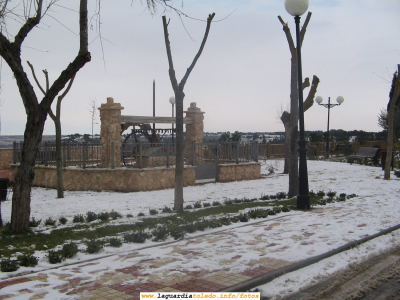 26 de Enero de 2007. El Paseo del Norte después de la nevada
Gracias a Javier Santiago López por hacernos llegar estas fotos de La Guardia nevada. A los integrantes de Proyecto Tupi que vivimos en Madrid durante la semana nos alegra que haya guardiolos que colaboren en hacernos llegar fotos de La Guardia en días en los que nos es físicamente imposible dejar constancia de eventos que ocurren en nuestro pueblo. Desde aquí animaros a que seáis cada vez más los guardiolos que os integréis como colaboradores en este proyecto.
