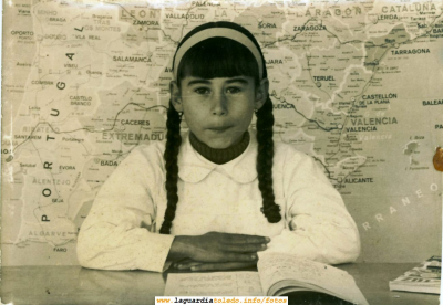 Foto típica en el colegio. Mediados de los 60. La fotografiada es Mari Carmen Redajo
Como hoy es 11 de Septiembre y empiezan la mayoría de los colegios, esta foto va como homenaje a todos los escolares guardiolos.
