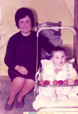 Mari Pedraza con su hijo Cristóbal. Años 60
Mari Pedraza es nuestra Lina Morgan guardiola. La podéis ver en [/b][url=http://www.laguardiatoledo.info/fotos/displayimage.php?pos=-2245][i][b][color=navy]Lina Morgan en acción[/b][/i][/color][/url].[/b]


Más fotos de la familia Clarín
[/b][url=http://www.laguardiatoledo.info/fotos/displayimage.php?pos=-2100][i][b][color=navy]Cristóbal Clarín I[/b][/i][/color][/url].[/b]
[/b][url=http://www.laguardiatoledo.info/fotos/displayimage.php?pos=-304][i][b][color=navy]Cristóbal Clarín II[/b][/i][/color][/url].[/b]
[/b][url=http://www.laguardiatoledo.info/fotos/displayimage.php?pos=-303][i][b][color=navy]Cristóbal Clarín III[/b][/i][/color][/url].[/b]
[/b][url=http://www.laguardiatoledo.info/fotos/displayimage.php?pos=-862][i][b][color=navy]Mari Pedraza con su hija en la carroza del Santo Niño[/b][/i][/color][/url].[/b]
