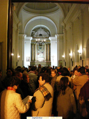 1 de Mayo de 2007. 00:00. Cantando los mayos a la Virgen en la puerta de la Iglesia
Como manda la tradición, el primer mayo se le canta a la Virgen y después al Santo Niño en la puerta de la Iglesia
