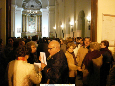 1 de Mayo de 2007. 00:00. Cantando los mayos a la Virgen en la puerta de la Iglesia
Como manda la tradición, el primer mayo se le canta a la Virgen y después al Santo Niño en la puerta de la Iglesia
