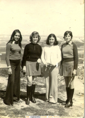 Foto de mozas guardiolas en el cerro. Años 60
