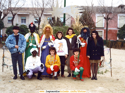 Navidad, sobre 1990. Los Reyes Magos y Pajes
Podéis ver un comentario relacionado con esta foto en el Tupidiario
[/b][url=http://laguardiatoledo.info/tupidiario/2007/03/15/tomas-y-cia/][color=navy][i][b]Comentario publicado en Tupidiario con relación a ésta foto[/b][/i][/color][/url].[/b]

