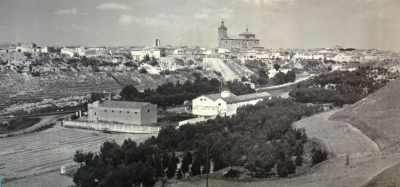 Escaner fotográfico del Mural de 3x1 m. que se encuentra en la Caja Rural de la localidad
Esta foto será probablemente de los años 60, y es una de las panorámicas de La Guardia que siempre me han gustado más. No he podido resistir la tentación de fotografiarla para exponerla en la web.
En primer plano un edificio que todavía existe y ahora es una empresa de Congelados y a su derecha la ya desaparecida "Bodega de los Sánchez".
La toma fotográfica está hecha más o menos a la altura por la que discurre ahora la Autovía de Andalucía. Trataremos de conseguir la misma instantánea en la actualidad para comparar diferencias...
 
