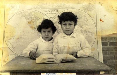 Pareja de niñas en el Colegio. Años 60
