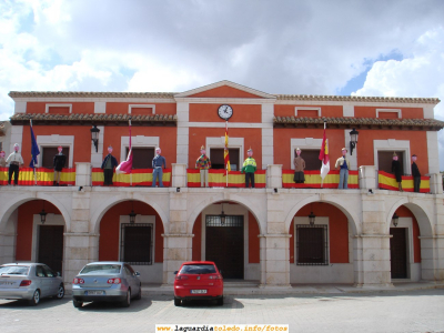 8 de Abril de 2007. 16:30. Los peleles esperan su quema al día siguiente en el Ayuntamiento
Mañana 9 de Abril a las 17:30 volveremos a recuperar una tradición que se perdió hace 50 años: la quema de judas y peleles expuestos en el Ayuntamiento que se quemarán y mantearán en la Plaza. [b]Este evento será retransmitido en directo por el programa de Castilla la Mancha Televisión "Castilla la Mancha en Vivo". Rogamos a quien pueda grabar en video dicho evento nos lo haga luego llegar para publicarlo en la web.Podéis ver esta noticia en el Tupidiario[/b]
[url=http://laguardiatoledo.info/tupidiario/2007/04/08/manana-9-de-abril-se-recupera-una-tradicion-de-hace-50-anos/][color=navy][i][b]Noticia relativa a la quema de judas y peleles en el Tupidiario[/b][/i][/color][/url].[/b]


