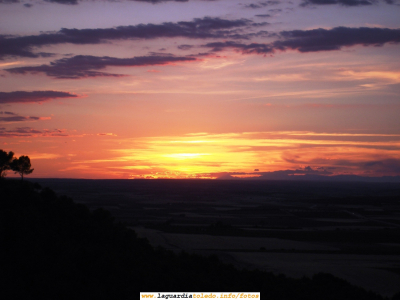 Puesta del sol enfrente de las Vertederas. 25 de Agosto de 2006, 20:58
No podía volver al asfalto madrileño sin aprovechar este último fin de semana de vacaciones para sacar otra instantánea de puesta de sol, que allí en la gran urbe es muy difícil de contemplar, por no decir que imposible. Los pinos que se ven en primer plano son los de las Vertederas, que se encuentran cercanos a las tres antenas de telefonía móvil que hay justo al otro lado de la Autovía de Andalucía. Si se compara con la hora de la puesta de sol de hace 3 días (21:01), se ve que los días van acortando.
