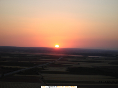 Puesta de sol desde el Paseo del Norte. 22 de Agosto de 2006. Secuencia 1/4, tomada a las 20:58
Esta es una secuencia de cuatro fotos tomadas en intervalos de 1 minuto entre las 20:58 y las 21:01 del día 22 de Agosto para simular el proceso de la puesta de Sol. La carretera que se ve en las instantáneas es la Carretera de Huerta (o de Toledo, como decimos aquí). [b]Se recomienda ver esta secuencia con la opción Slideshow activada.[/b] Esta es una función que permite ver las fotos en secuencia como en una presentación y se activa pinchando en el icono que se asemeja al instrumento que se usa en el cine para iniciar y parar la grabación de las secuencias
