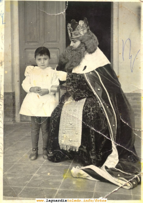 Niña con uno de los Reyes Magos
FIESTAS, CELEBRACIONES Y TRADICIONES: Las Navidades
