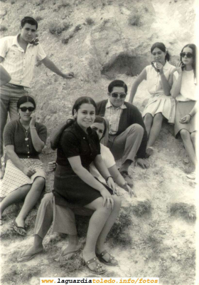 Cuadrilla de mozos y mozas en el Santo Niño. Años 70
