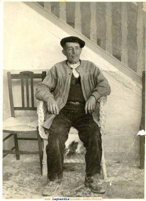 Anciano descansando en una silla típica de mimbre. Años 50
