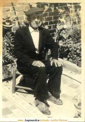 Anciano tomando el fresco...
