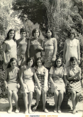 Cuadrilla de amigas posando. Años 60

