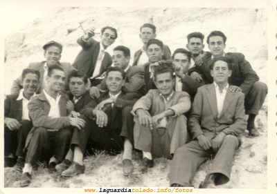 Cuadrilla de mozos en el Santo Niño. Años 60
