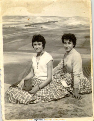 Foto típica posando dos mozas en el Santo Niño. Años 50
Como se ve, ni en el propio Santo Niño ni en los cerros de la casa de Marisol había todavía pinos. La Alameda de la cuesta del Madero ya existía, con lo cual me imagino que ya se usaría como sitio de merienda.
