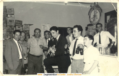 En el bar, años 60.
Conocidos en la foto: "Tito" Gervasio, Jesús Valero, Paco Novillo y Fausto Peláez. Si alguno conocéis a álguien más añadirlo como comentario.
