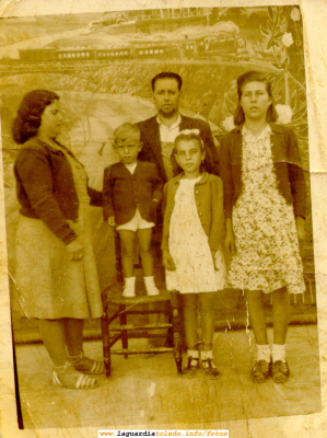 Foto de familia. En torno al año 43
En la foto aparecen Gervasio Espada y familia. 
