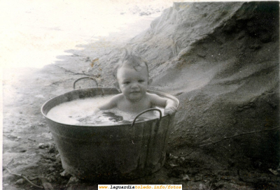 Pequeña guardiola bañándose en una caldereta. Años 50
Este era un método que durante muchos años se usó para el aseo personal.
