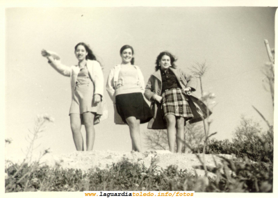 Cuadrilla de muchachas en la punta del Cerro con las minifaldas de la época. Años 70
