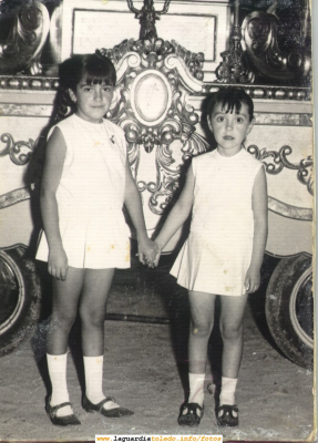 Niñas posando delante de una carroza (suponemos que del Santo Nño). Años 60
