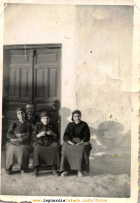 Tomando el fresco. Años 50
En La Guardia es típico que la gente se reúna por barrios a tomar el fresco, sobre todo en la época estival y por la noche. La típica frase "Me voy a la esquina..." solía indicar que te ibas al lugar de reunión con los vecinos, que solia y suele coincidir con una confluencia de calles para que haya más campo de visión. (por eso de tener más de qué hablar...)
