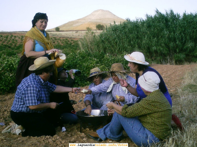 Comiendo el guiso en la vendimia
