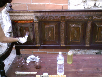 Taller de restauración de muebles antiguos de la Asociación de Mujeres "La Rosaleda". Restauración de una "banca".
Para los que no sean guardiolos, "banca" tiene un significado exclusivamente financiero. Para un guardiolo, "banca" tiene otro significado entrañable. ¿Quién de nuestra generación no se ha echado a la siesta en una banca?

