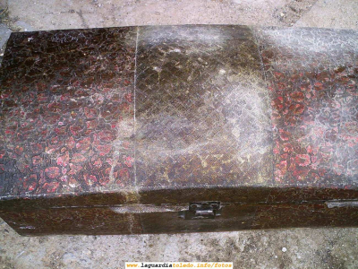 Taller de restauración de muebles antiguos de la Asociación de Mujeres "La Rosaleda".Restauración de un viejo baúl (1/3)
Esta es la situación inicial del baúl antes de restaurarlo.
