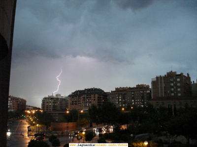 Madrid. Barrio de Arganzuela. 6 de Septiembre de 2006, 20:15. Madrid se ha oscurecido por una tormenta y logro captar una instantánea de un rayo
Las fotos de rayos son difíciles de conseguir. He tenido que hacer más de 100 fotos para conseguir alguna en donde se aprecie con nitidez el bello fenómeno de la Naturaleza. Espero que la disfrutéis. La lluvia de momento sólo han sido "cuatro gotas" como decimos en La Guardia. Falta hace que llueva...
