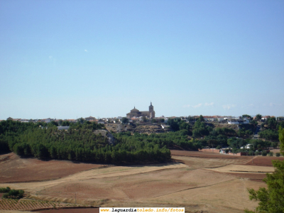 16 de Septiembre de 2006. La Guardia desde los Cerros del Santo Niño
Como se puede observar [b]en el lado izquierdo del cielo, se ven manchas blancas que son los cohetes que se tiran ese día[/b]  (que es el de petición de la Cofradía por las calles del pueblo)
