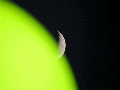 La luna y la araña en las farolas del Paseo del Norte en el solsticio de verano. 21-6-2015
