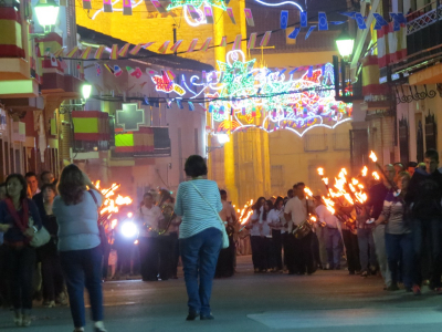 Nuestra reportera Manoli Morales (menua) grabando las antorchas en la Calle Mayor
