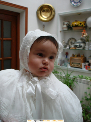 12 de Abril de 2008. María Redajo Martínez con el traje de acristianar minutos antes de su bautismo
La sección de fotos de bautizos de la web es una de las que menos fotos tiene. Desde aquí animar a las personas que tengan fotos de bautizos de familiares a que las publiquen en la web o nos las hagan llegar para publicarlas.
