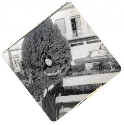 Foto típica en la Glorieta. Años 70
La fotografiada es Mari Carmen Redajo. El coche que aparece detrás es un coche que ha sido toda una institución en La Guardia, el de Tito Espada
[url=http://www.laguardiatoledo.info/fotos/displayimage.php?pos=-840][color=navy][i][b]Foto de Tito Espada I[/b][/i][/color][/url].[/b]
[url=http://www.laguardiatoledo.info/fotos/displayimage.php?pos=-841][color=navy][i][b]Foto de Tito Espada II[/b][/i][/color][/url].[/b]

[url=http://laguardiatoledo.info/tupidiario/2007/05/17/17-de-mayo-dia-de-internet/][color=navy][i][b]Hoy se celebra en día de internet en Tupidiario[/b][/i][/color][/url].[/b]
