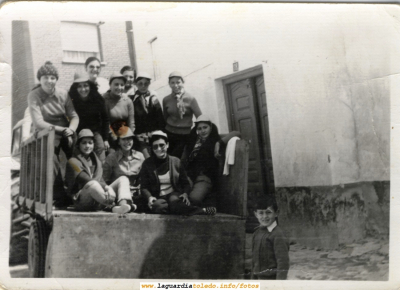 Merienda de 1976. Cuadrilla de Mari Carmen Redajo
Esta foto es muy típica ya que antaño siempre se ha ido a la Merienda con tractor y remolque. Esta foto está hecha en la confluencia de las calles Batán y Lenceros (en el barro del Cotano). El niño que aparece al lado del remolque es Juan Luis Redajo ("grimores en la web")
Quien conozca los nombres de las fotografiadas que los ponga como comentarios.
