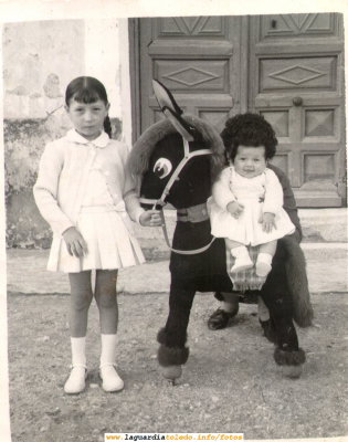 Niñas posando con burrito. Años 50
