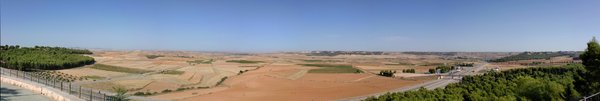 Foto panorámica de 180º del valle del Cedrón desde el cerro en el formato de visualización interactivo con controles
La foto está formada por 7 fotos compuestas horizontalmente generando un fichero de 45 Megapixels
LOS ESCENARIOS DE LA VIDA: Los Barrios. < El Paseo del Norte
