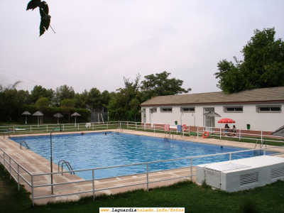 9 de Septiembre de 2007. Fin de la temporada de piscina. Foto panorámica de la piscina municipal
Este año los usuarios de la piscina municipal hemos tenido una agradable noticia: por fin los vestuarios han sido remodelados y han desaparecido las casetas de obra portátiles que pusieron como baños el año pasado. Por cierto, dicha remodelación se ha hecho con muy buen gusto.Si quieres ver más fotos y videos de la piscina pincha aquí
[url=http://www.laguardiatoledo.info/fotos/thumbnails.php?album=search&type=full&search=piscina][color=navy][i][b]Fotos y videos de la piscina municipal[/b][/i][/color][/url].[/b]
