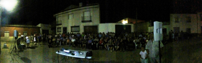 Panorámica de la Plaza de Jesús en la proyección del video "El olor de mi pueblo en Semana Santa" de Manoli Morales (Menua). 10-9-2011
A pesar de la poca calidad de la panorámica por falta de luz, la publico para que quede constancia del record de audiencia que tuvimos el fin de semana pasado con Tradiciones al Fresco. Más de 200 personas degustaron las más de 400 flores con las que nos obsequió Manoli, la autora del vídeo. ¡Felicidades, Manoli, por el vídeo y por las flores!
Palabras clave: manoli tradiciones al fresco semana santa