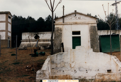 El depósito de la Fuente en 1987
Foto extraída del libro "Diagnóstico de salud aproximado del municipio de La Guardia (Toledo), escrito en Abril de 1987 por Consuelo Picazo Azcárate (farmacéutica de La Guardia) y Rosalía Fernández Patier
[b]Como toque de atención decir que este libro, que en un futuro publicaremos en su totalidad, es el único ejemplar de la Biblioteca  Municipal de La Guardia que habla sobre nuestro pueblo. Sin embargo podemos encontrar en ella otros muchos que hablan de Tembleque, Lillo, Dosbarrios, etc. ¿Por qué?[/b]
Si quieres ver esta misma foto 20 años después pincha aquí
[url=http://www.laguardiatoledo.info/fotos/displayimage.php?pos=-2602][color=navy][i][b]Misma foto 20 años después[/b][/i][/color][/url].[/b]
