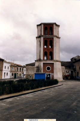 El depósito del agua en 1987
Foto extraída del libro "Diagnóstico de salud aproximado del municipio de La Guardia (Toledo), escrito en Abril de 1987 por Consuelo Picazo Azcárate (farmacéutica de La Guardia) y Rosalía Fernández Patier
[b]Como toque de atención decir que este libro, que en un futuro publicaremos en su totalidad, es el único ejemplar de la Biblioteca Municipal de La Guardia que habla sobre nuestro pueblo. Sin embargo podemos encontrar en ella otros muchos que hablan de Tembleque, Lillo, Dosbarrios, etc. ¿Por qué?[/b]
