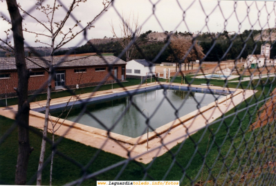 La piscina de La Guardia en 1987
Foto extraída del libro "Diagnóstico de salud aproximado del municipio de La Guardia (Toledo), escrito en Abril de 1987 por Consuelo Picazo Azcárate (farmacéutica de La Guardia) y Rosalía Fernández Patier
[b]Como toque de atención decir que este libro, que en un futuro publicaremos en su totalidad, es el único ejemplar de la Biblioteca  Municipal de La Guardia que habla sobre nuestro pueblo. Sin embargo podemos encontrar en ella otros muchos que hablan de Tembleque, Lillo, Dosbarrios, etc. ¿Por qué?[/b]
