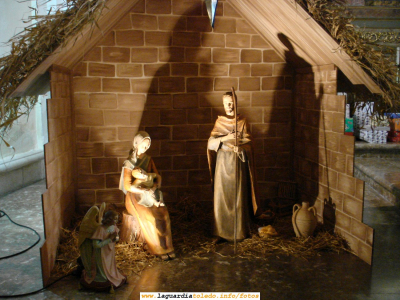 5 de Enero de 2008. Portal de Belén en la Iglesia Parroquial
El Portal de Belén que yo recuerdo de la niñez en la Iglesia era uno hecho con un tronco gigantesco. Además era un belén viviente: incluso yo hice de ángel un año. Pero como se ve, los tiempos han cambiado. Ahora hasta el Niño Jesús no está en su ubicación tradicional, sino que está en manos de la Virgen. 
