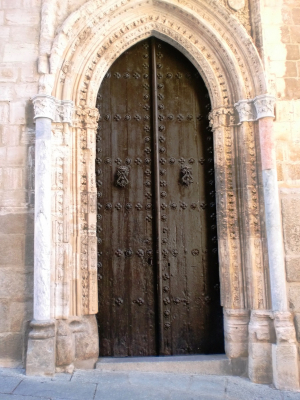 Puerta del Mollete de la Catedral de Toledo (11-04-2012), detrás de cuya puerta se encuentra el cuadro de Francisco Bayeu "El Rapto del Santo Niño"
Pronto tendréis la oportunidad de ver en esta web una visión total del claustro de la Catedral de Toledo con este cuadro del Santo Niño en primer plano. (que conste que fuí a Toledo "aposta" a hacerlo)
