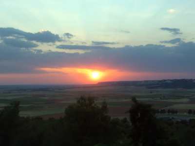 21 de Junio de 2008. Comienzo del verano. Puesta de sol (3/5)
Aunque la secuencia de fotos está hecha con un teléfono móvil a no demasiada resolución, la pongo por su belleza 
