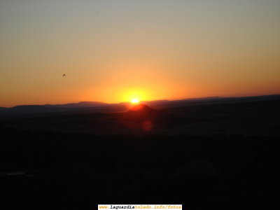 3 de Noviembre de 2007. 18:08. Puesta del sol desde el Cementerio (2/3).
A la izquierda puede apreciarse el vuelo de un pájaro
