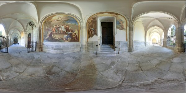 Visión total del Claustro de la Catedral de Toledo con el cuadro del Rapto del Santo Niño de Francisco Bayeu en primer plano
