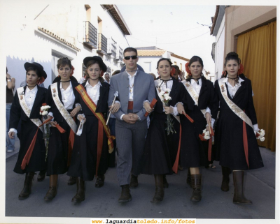 Reina y Damas de 2005 se dirigen a los Toros
