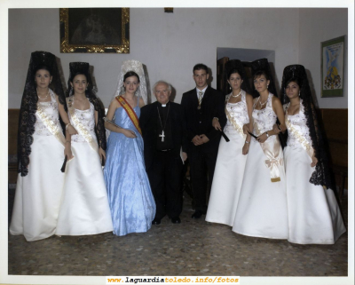 Fiestas de 2005. Reina y Damas con el arzobispo de Toledo Antonio Cañizares en la sacristía de la parroquia
