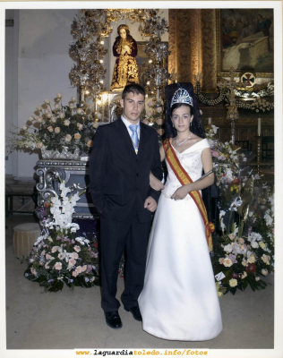 Fiestas de 2005. Foto de la Reina y Mantenedor con la carroza del Santo Niño en la Iglesia

